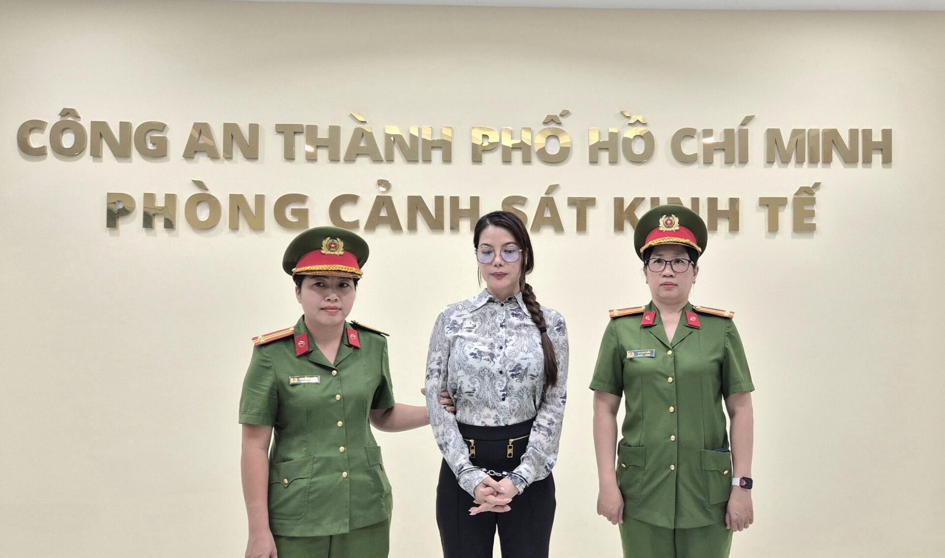 Công an Thành phố Hồ Chí Minh đọc quyết định khởi tố vụ án, khởi tố bị can và thi hành Lệnh bắt đối với bị can Trương Ngọc Ánh - Sputnik Việt Nam, 1920, 31.10.2025