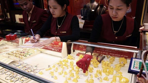 Vàng trang sức bày bán tại Công ty vàng Bảo Tín Minh Châu
 - Sputnik Việt Nam