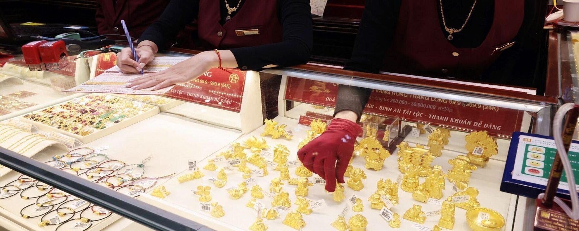 Vàng trang sức bày bán tại Công ty vàng Bảo Tín Minh Châu
 - Sputnik Việt Nam, 1920, 31.10.2025