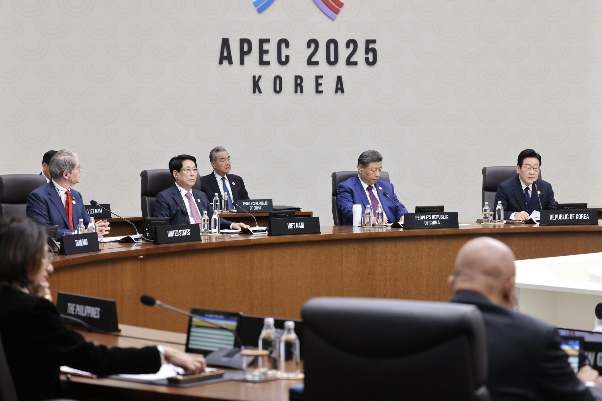 Chủ tịch nước Lương Cường dự Phiên họp thứ 2 Hội nghị Cấp cao APEC lần thứ 32 - Sputnik Việt Nam, 1920, 01.11.2025