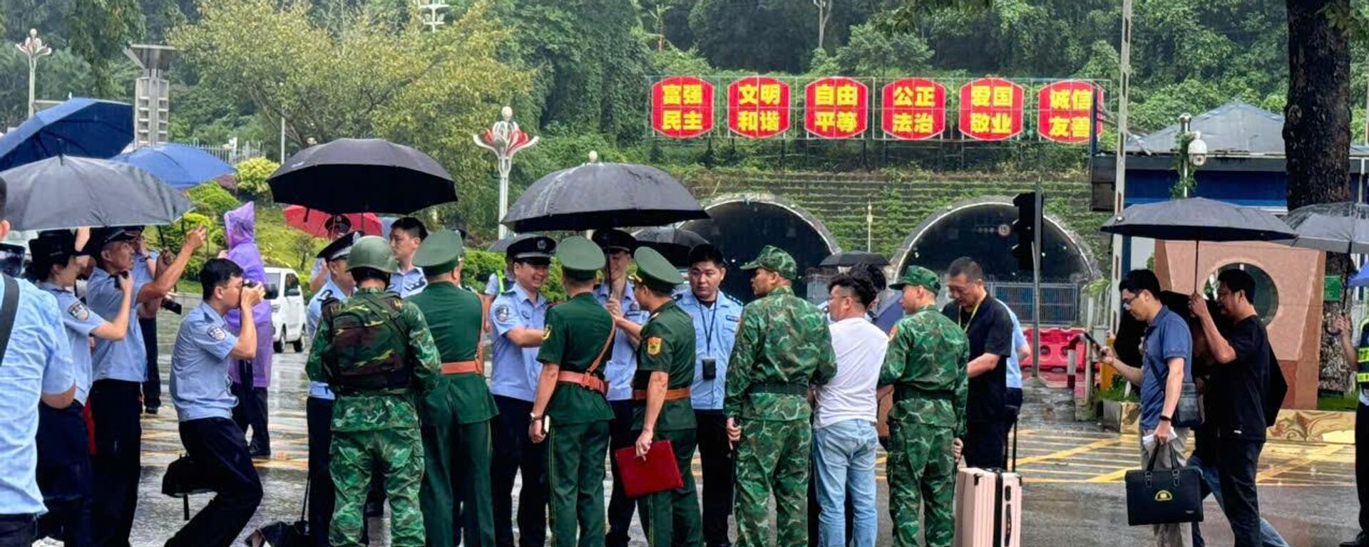 Bàn giao đối tượng cho phía Công an Trung Quốc tại cửa khẩu Quốc tế Hữu Nghị, tỉnh Lạng Sơn - Sputnik Việt Nam, 1920, 01.11.2025