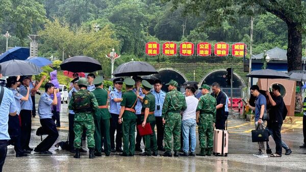Bàn giao đối tượng cho phía Công an Trung Quốc tại cửa khẩu Quốc tế Hữu Nghị, tỉnh Lạng Sơn - Sputnik Việt Nam
