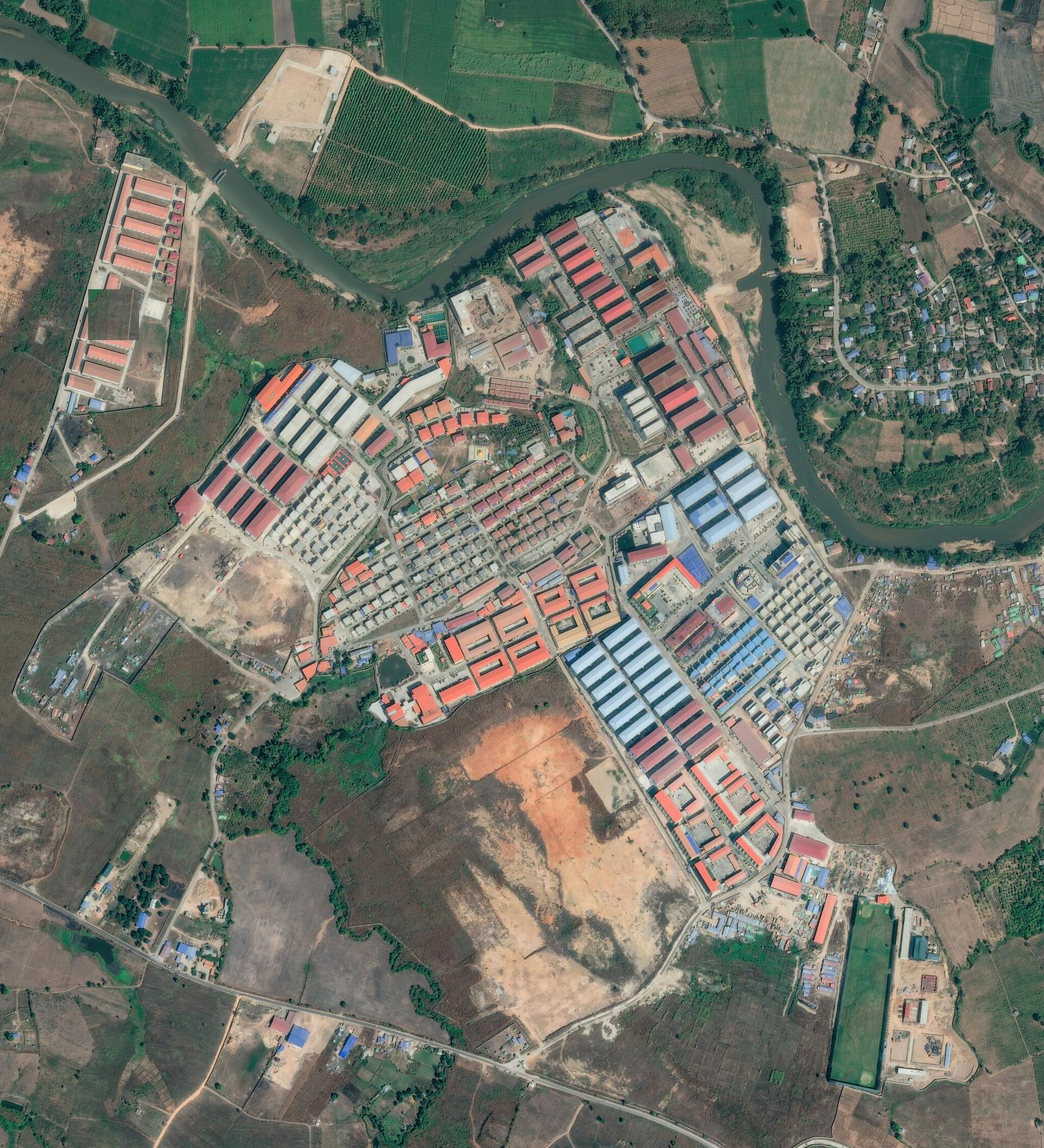 Hình ảnh vệ tinh của trung tâm cuộc gọi lừa đảo KK Park ở Myanmar - Sputnik Việt Nam, 1920, 01.11.2025