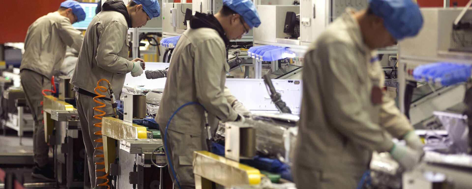 Công nhân tại một nhà máy ở Trung Quốc - Sputnik Việt Nam, 1920, 01.11.2025