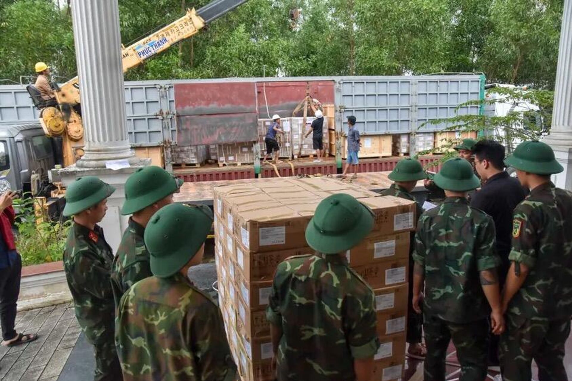 Huế tiếp nhận 29 tấn hàng cứu trợ khẩn cấp của Chính phủ Liên bang Nga - Sputnik Việt Nam, 1920, 01.11.2025