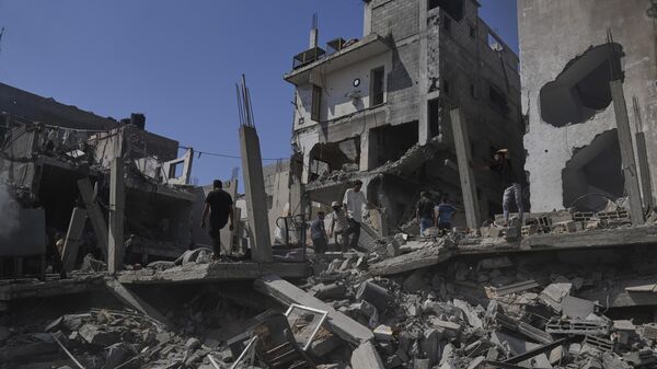 Người Palestine kiểm tra thiệt hại của một ngôi nhà bị phá hủy trong cuộc không kích của Israel - Sputnik Việt Nam