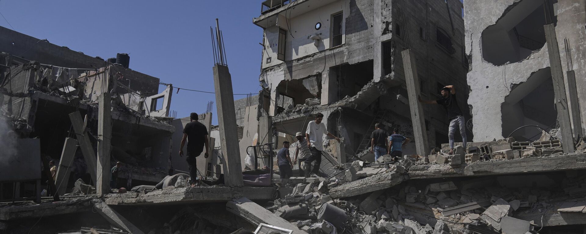 Người Palestine kiểm tra thiệt hại của một ngôi nhà bị phá hủy trong cuộc không kích của Israel - Sputnik Việt Nam, 1920, 02.11.2025