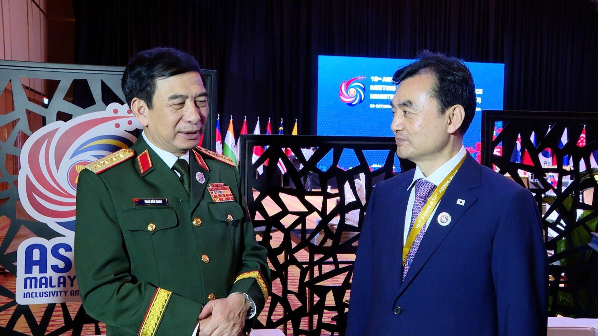 Đại tướng Phan Văn Giang tiếp xúc với Bộ trưởng Bộ Quốc phòng Hàn Quốc Ahn Gyuback Đại tướng Phan Văn Giang tiếp xúc với Bộ trưởng Bộ Quốc phòng Hàn Quốc Ahn Gyuback - Sputnik Việt Nam, 1920, 02.11.2025