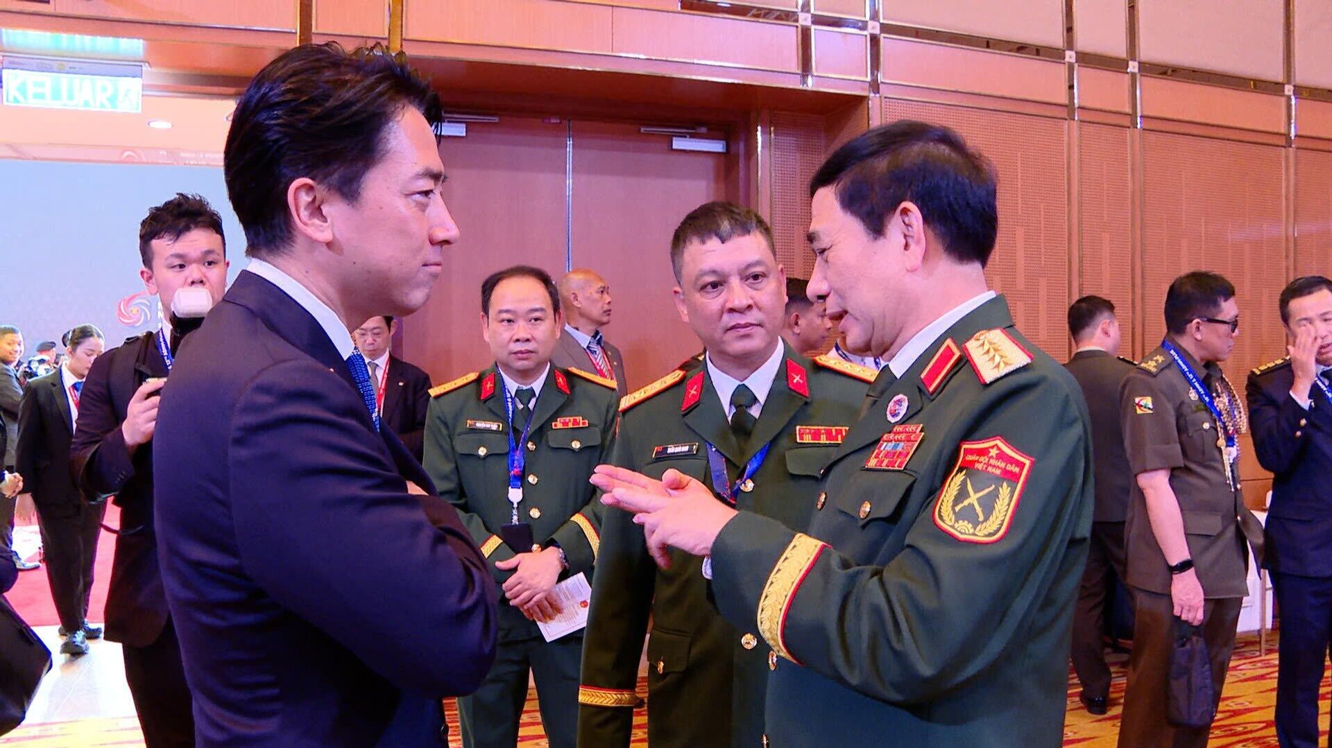 Đại tướng Phan Văn Giang tiếp xúc với Bộ trưởng Bộ Quốc phòng Nhật Bản Koizumi Shinjir Đại tướng Phan Văn Giang tiếp xúc với Bộ trưởng Bộ Quốc phòng Nhật Bản Koizumi Shinjir - Sputnik Việt Nam, 1920, 02.11.2025