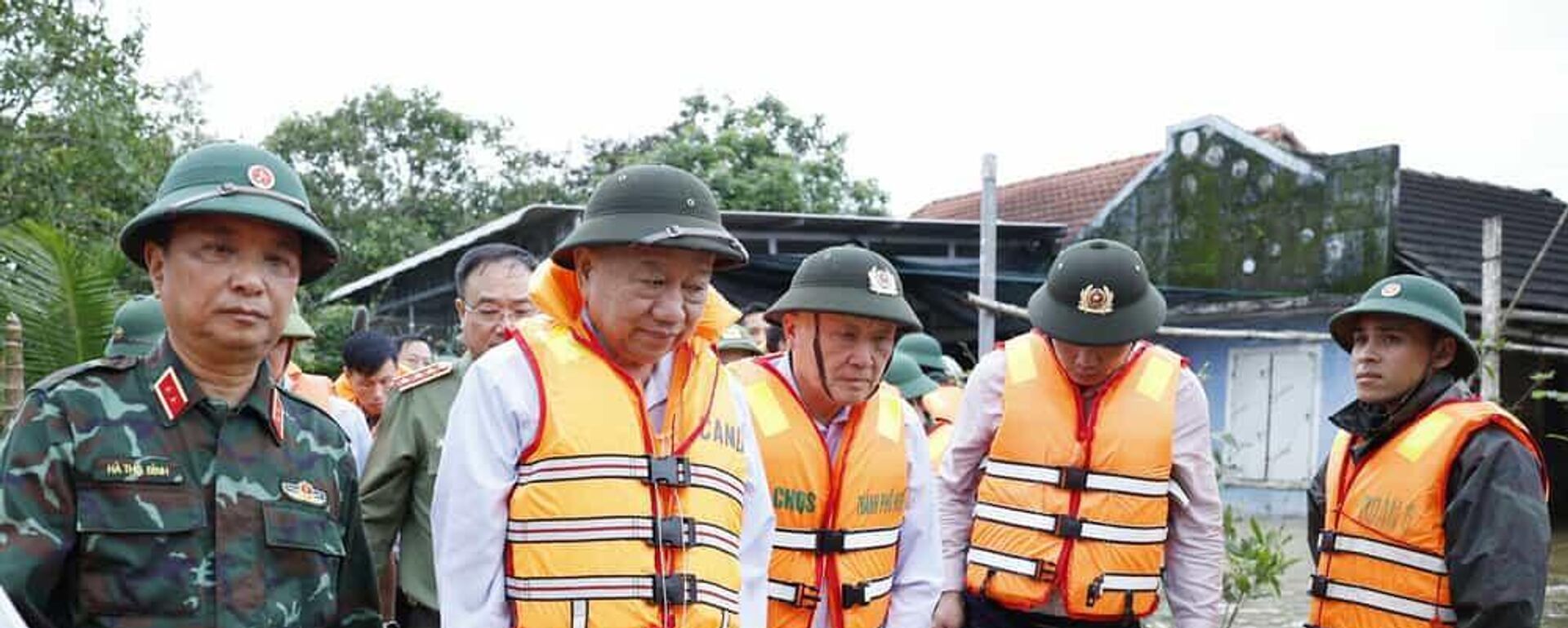 Tổng Bí thư thăm người dân bị ảnh hưởng do mưa, lũ tại thành phố Huế - Sputnik Việt Nam, 1920, 03.11.2025