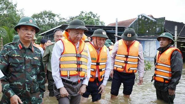 Tổng Bí thư thăm người dân bị ảnh hưởng do mưa, lũ tại thành phố Huế - Sputnik Việt Nam