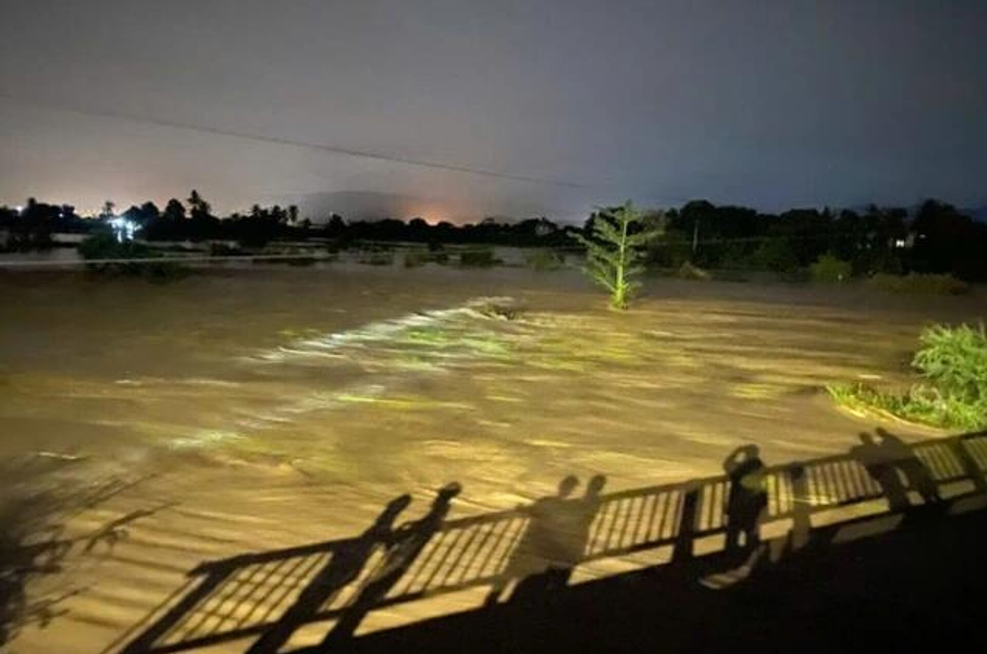 Hồ chứa nước bị vỡ khiến nước dâng cao tại khu vực cầu Bà Lai, xã Phong Phú cũ - Sputnik Việt Nam, 1920, 02.11.2025