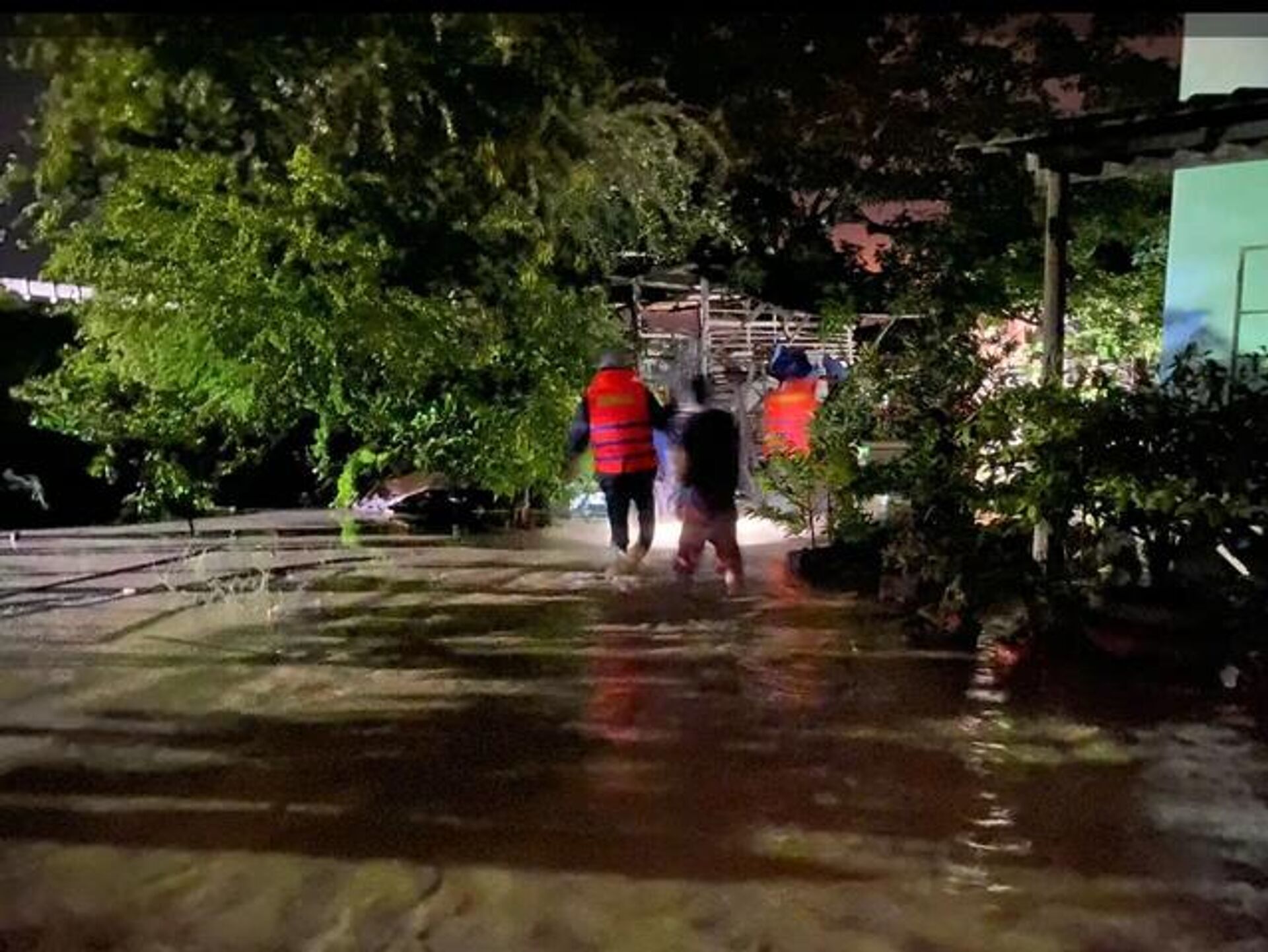 Lực lượng chức năng xã Tuy Phong tìm kiếm nạn nhân trong đêm - Sputnik Việt Nam, 1920, 02.11.2025