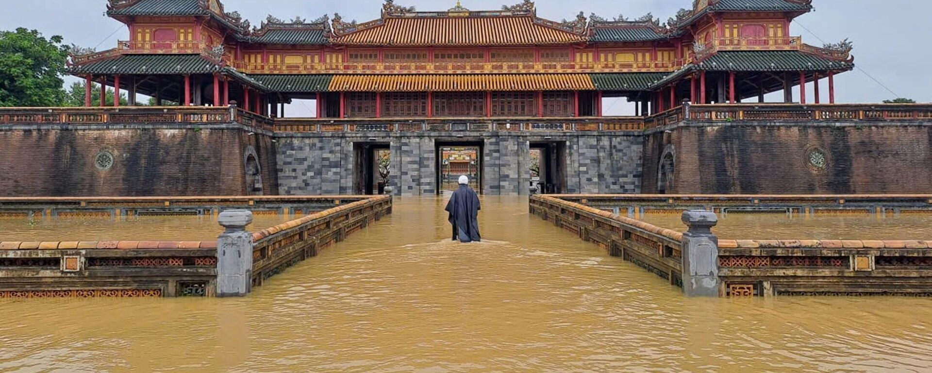 Lũ trên các sông ở Huế đang xuống dần nhưng nhiều nơi vẫn bị ngập  - Sputnik Việt Nam, 1920, 04.11.2025