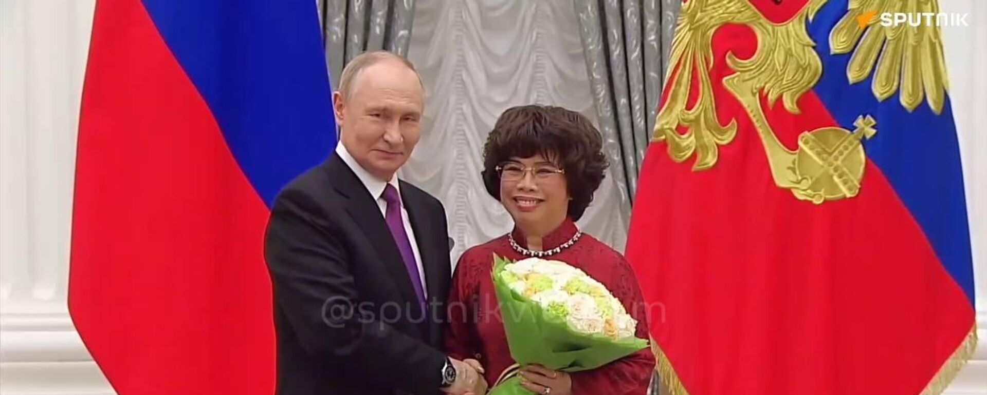 Tổng thống Nga Vladimir Putin đã trao tặng huân chương nhà nước cho bà Thái Hương - Sputnik Việt Nam, 1920, 04.11.2025