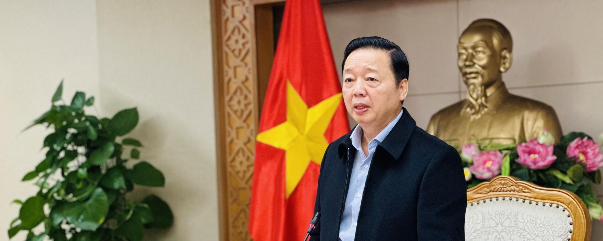 Phó Thủ tướng Trần Hồng Hà, Phó Trưởng ban thường trực Ban Chỉ đạo Phòng thủ dân sự quốc gia phát biểu chỉ đạo tại cuộc họp
 - Sputnik Việt Nam, 1920, 05.11.2025