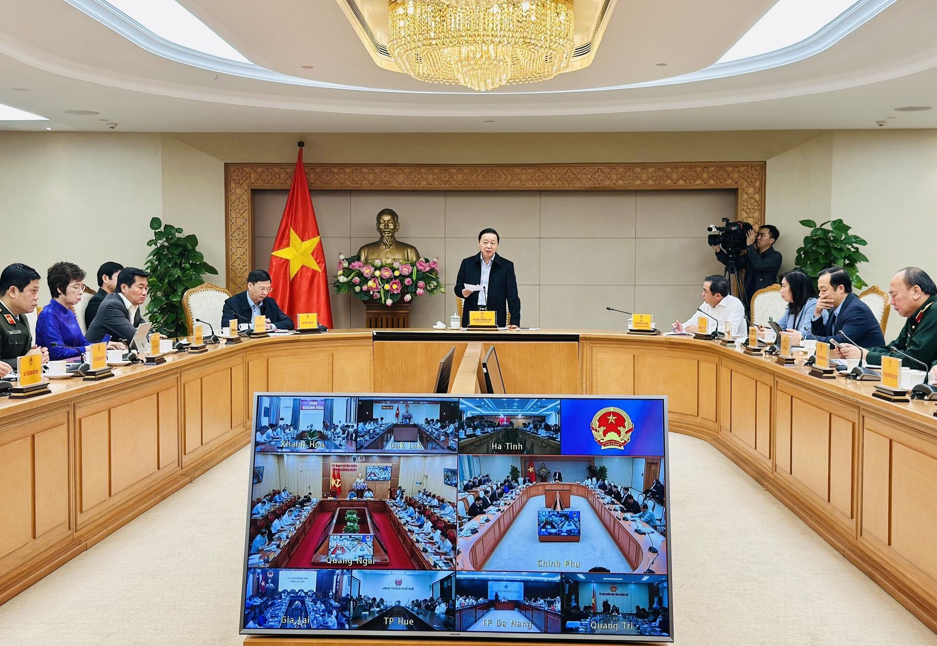 Phó Thủ tướng Trần Hồng Hà, Phó Trưởng ban thường trực Ban Chỉ đạo Phòng thủ dân sự quốc gia phát biểu chỉ đạo tại cuộc họp - Sputnik Việt Nam, 1920, 05.11.2025