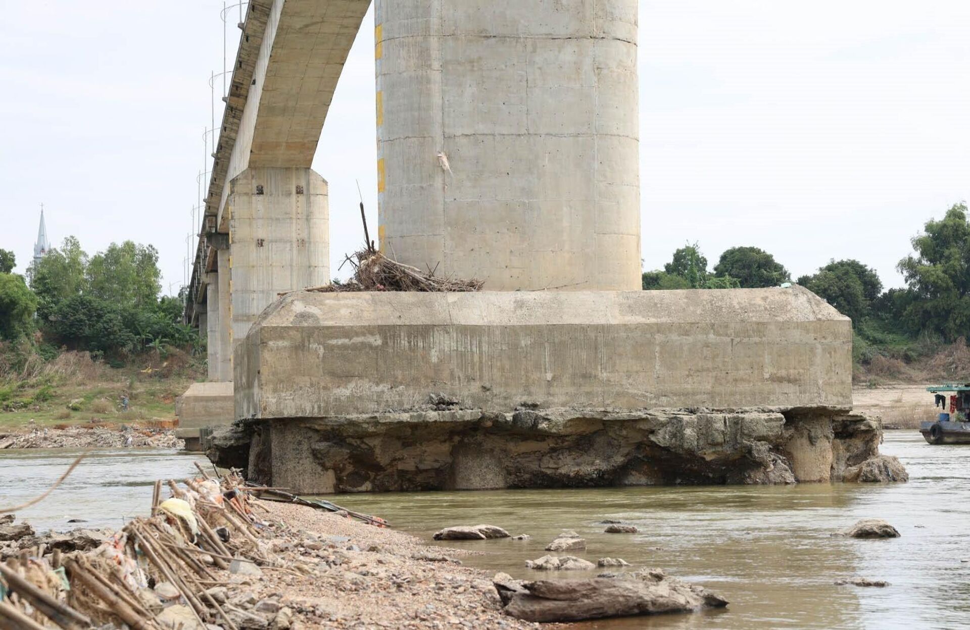 Sở Xây dựng tỉnh Phú Thọ đã có văn bản tổ chức phân luồng giao thông, cấm toàn bộ người và phương tiện lưu thông qua cầu Sông Lô trên địa bàn xã Đoan Hùng - Sputnik Việt Nam, 1920, 05.11.2025