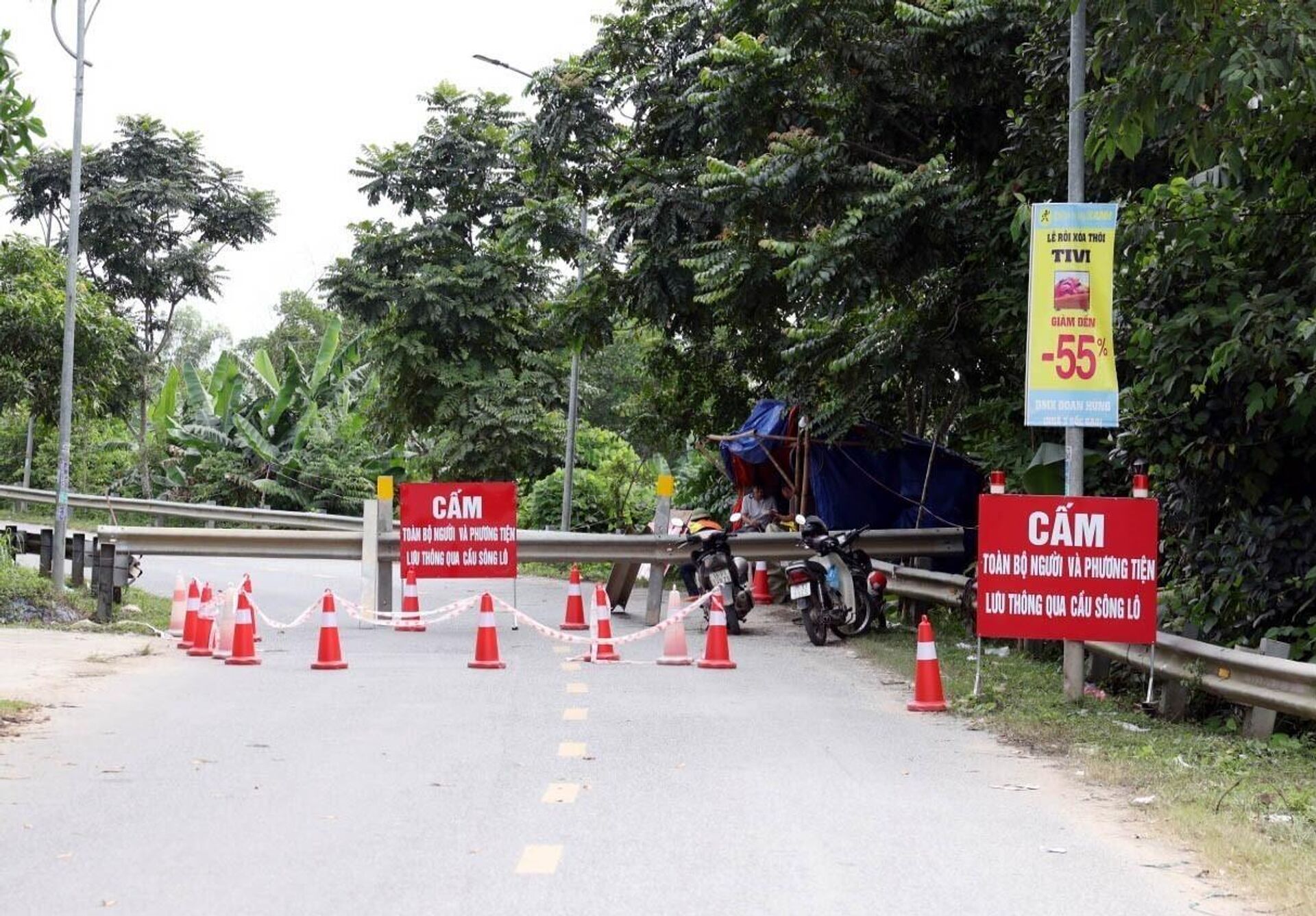 Các cơ quan chức năng tỉnh Phú Thọ đã cắm biển báo cấm toàn bộ người và phương tiện lưu thông qua cầu Sông Lô - Sputnik Việt Nam, 1920, 05.11.2025