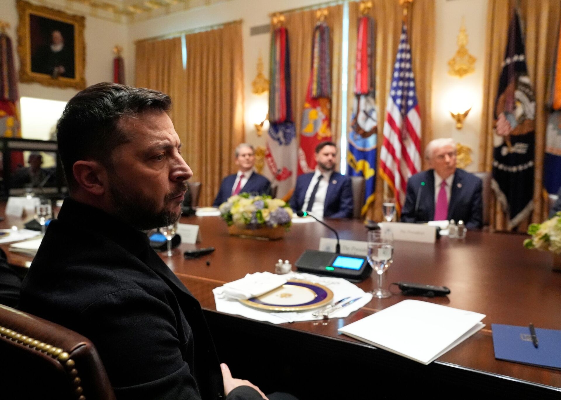 Tổng thống Ukraine Volodymyr Zelenskyy cùng Tổng thống Hoa Kỳ Donald Trump tại Phòng Nội các của Nhà Trắng vào thứ sáu, ngày 17 tháng 10 năm 2025, tại Washington Tổng thống Ukraine Volodymyr Zelenskyy cùng Tổng thống Hoa Kỳ Donald Trump tại Phòng Nội các của Nhà Trắng vào thứ sáu, ngày 17 tháng 10 năm 2025, tại Washington - Sputnik Việt Nam, 1920, 05.11.2025