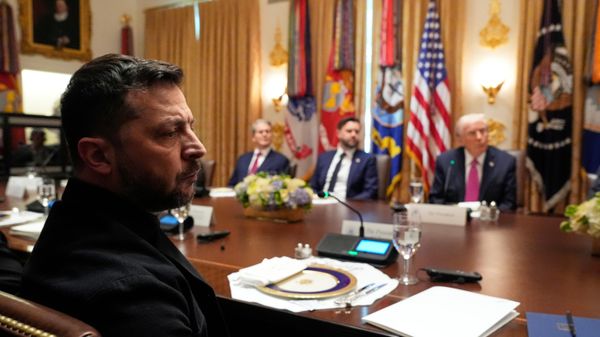 Tổng thống Ukraine Volodymyr Zelenskyy cùng Tổng thống Hoa Kỳ Donald Trump tại Phòng Nội các của Nhà Trắng vào thứ sáu, ngày 17 tháng 10 năm 2025, tại Washington - Sputnik Việt Nam
