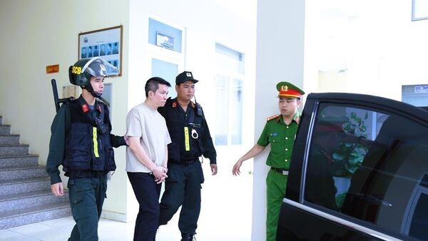 Dẫn giải bị can Nguyễn Quốc Vũ - Sputnik Việt Nam