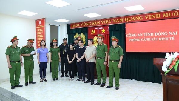 Công bố Quyết định khởi tố bắt tạm giam 3 bị can (từ trái qua Nguyễn Thị Tuyến, Đinh Văn Liên và Nguyễn Quốc Vũ - Sputnik Việt Nam