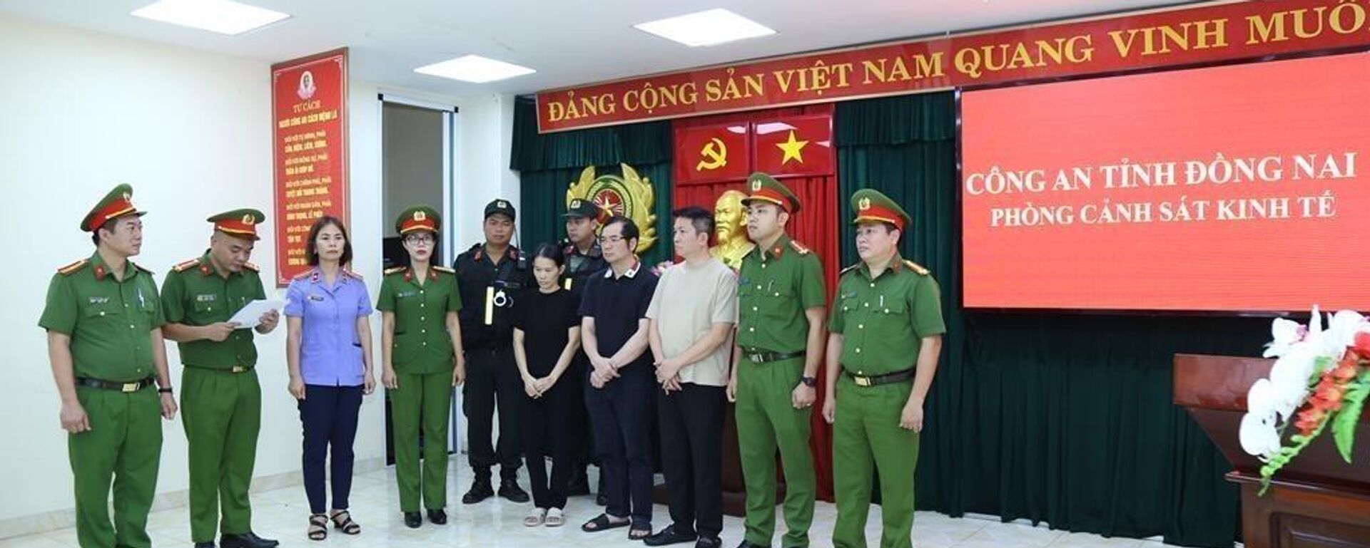 Công bố Quyết định khởi tố bắt tạm giam 3 bị can (từ trái qua Nguyễn Thị Tuyến, Đinh Văn Liên và Nguyễn Quốc Vũ - Sputnik Việt Nam, 1920, 06.11.2025
