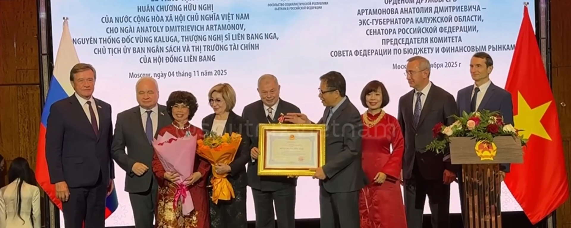Tại khách sạn Lotte, Mátxcơva đã long trọng diễn ra Lễ trao tặng Huân chương Hữu nghị của Việt Nam cho ông Anatoly Dmitrievich Artamonov - Sputnik Việt Nam, 1920, 05.11.2025