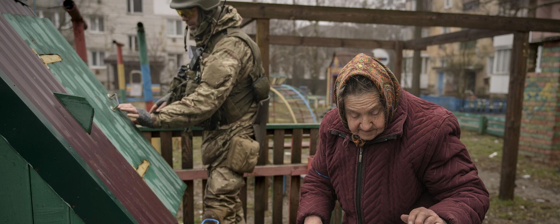 Một người lính Ukraine đang giúp một phụ nữ lớn tuổi lấy nước từ giếng gần Kiev Một người lính Ukraine đang giúp một phụ nữ lớn tuổi lấy nước từ giếng gần Kiev - Sputnik Việt Nam, 1920, 05.11.2025
