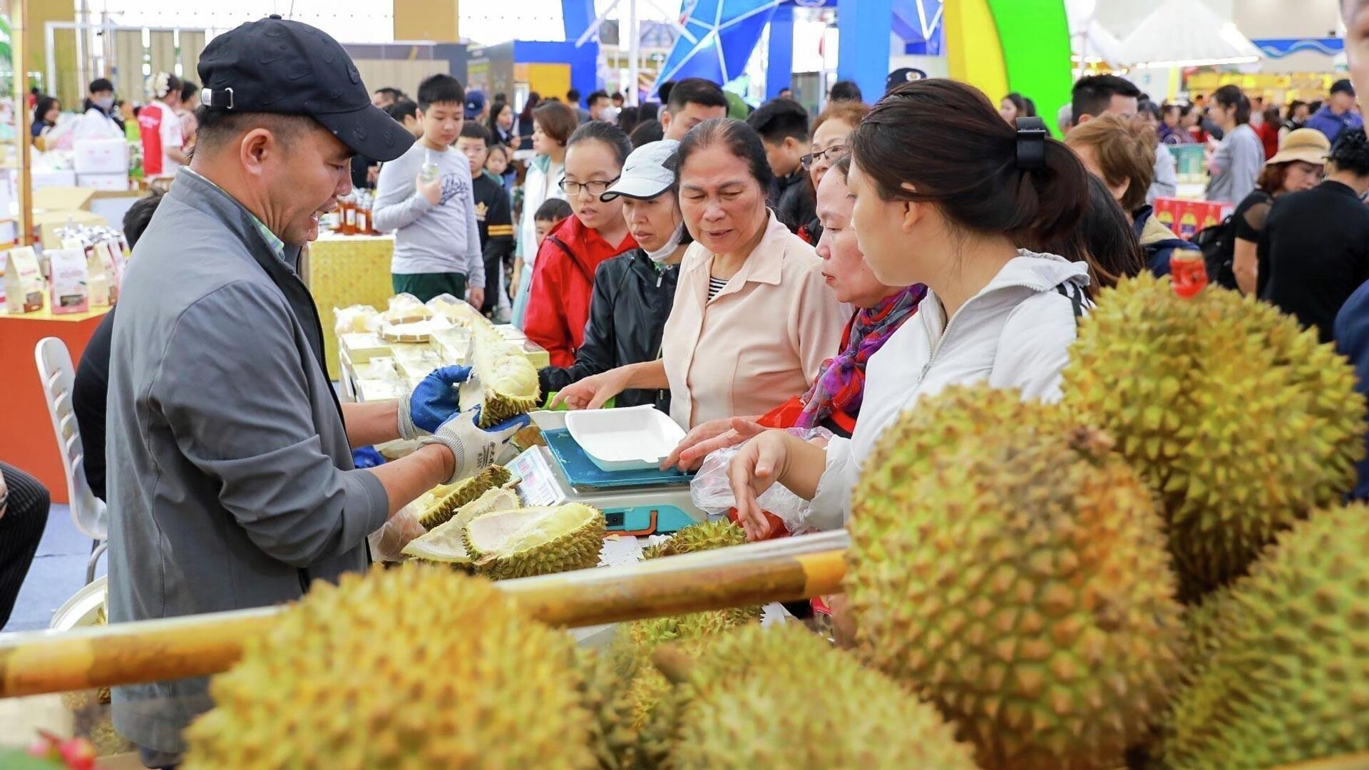 Người dân mua sắm tại Hội chợ mùa Thu 2025 Người dân mua sắm tại Hội chợ mùa Thu 2025 - Sputnik Việt Nam, 1920, 05.11.2025