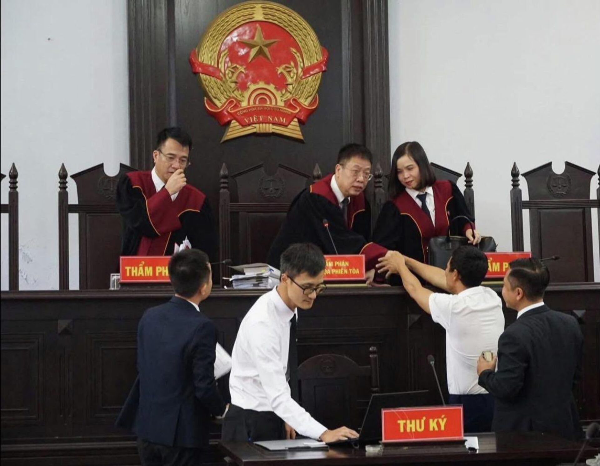 Hình ảnh bị cáo Thái Khắc Thành (Nghệ An) bắt tay thẩm phán ngay sau phiên phúc thẩm kết thúc. Anh gửi lời cảm ơn tới các cơ quan tố tụng tỉnh Hưng Yên đã xem xét thấu tình, đạt lý, cho bị cáo được hưởng những tình tiết có lợi nhất - Sputnik Việt Nam, 1920, 06.11.2025