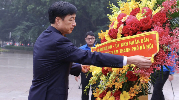 Bí thư Thành ủy Hà Nội Nguyễn Duy Ngọc dâng hoa, tưởng niệm lãnh tụ V.I.Lênin tại Tượng đài Lênin nhân kỷ niệm 108 năm Cách mạng Tháng Mười Nga  - Sputnik Việt Nam