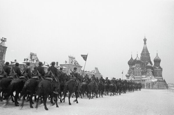 Cuộc duyệt binh trên Quảng trường Đỏ ở Moskva ngày 7 tháng 11 năm 1941. - Sputnik Việt Nam