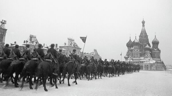 Cuộc duyệt binh trên Quảng trường Đỏ ở Moskva ngày 7 tháng 11 năm 1941. - Sputnik Việt Nam