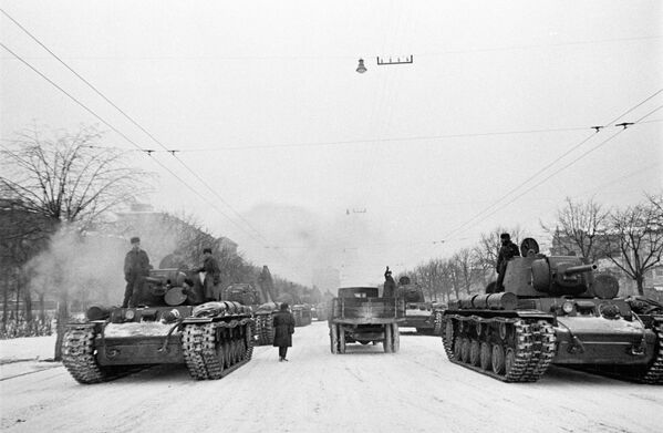 Sau cuộc duyệtbinh trên Quảng trường Đỏ ở Moskva ngày 7 tháng 11 năm 1941 – tiến ra mặt trận. - Sputnik Việt Nam