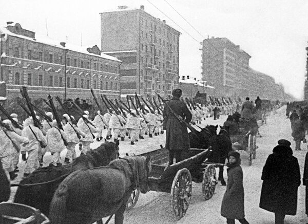 Chiến sĩ Hồng Quân sau cuộc duyệt binh trên Quảng trường Đỏ ngày 7 tháng 11 năm 1941 lên đường ra mặt trận - Sputnik Việt Nam