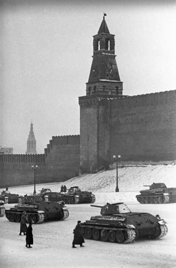 Đoàn xe tăng tiến ratiền tuyến từ Quảng trường Đỏ sau khi tham gia duyệt binh - Sputnik Việt Nam