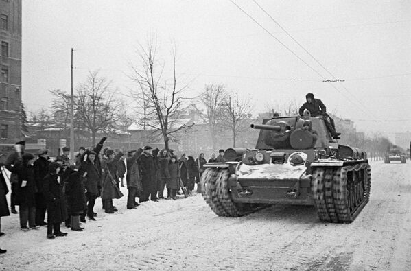 Hầu hết thiết bị và lực lượng tham gia duyệt binh trực tiếp từ Quảng trường Đỏ tiến ra mặt trận - Sputnik Việt Nam