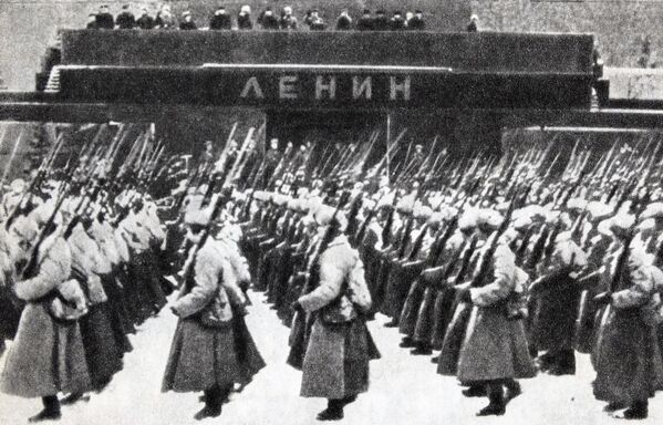 Cuộc duyệt binh trên Quảng trường Đỏ ở Moskva ngày 7 tháng 11 năm 1941. - Sputnik Việt Nam