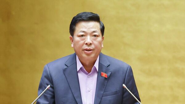 Bộ trưởng Bộ Xây dựng Trần Hồng Minh, thừa uỷ quyền của Thủ tướng Chính phủ trình bày Tờ trình dự án Luật sửa đổi, bổ sung một số điều của Luật Quy hoạch đô thị và nông thôn - Sputnik Việt Nam