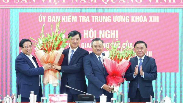 Thủ tướng Phạm Minh Chính và Thường trực Ban Bí thư Trần Cẩm Tú tặng hoa chúc mừng đồng chí Nguyễn Duy Ngọc và đồng chí Trần Sỹ Thanh - Sputnik Việt Nam