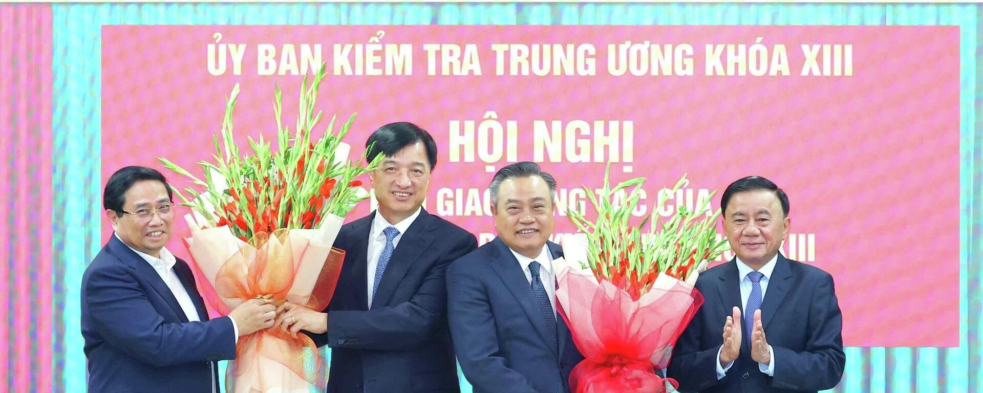 Thủ tướng Phạm Minh Chính và Thường trực Ban Bí thư Trần Cẩm Tú tặng hoa chúc mừng đồng chí Nguyễn Duy Ngọc và đồng chí Trần Sỹ Thanh - Sputnik Việt Nam, 1920, 07.11.2025