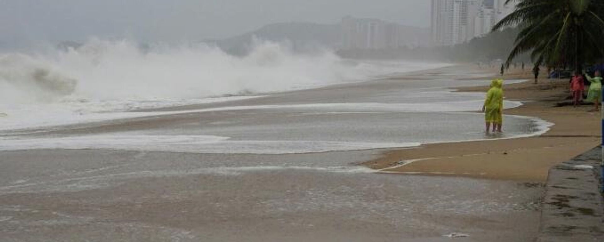 Sóng ở bờ biển Nha Trang, Khánh Hoà - Sputnik Việt Nam, 1920, 08.11.2025