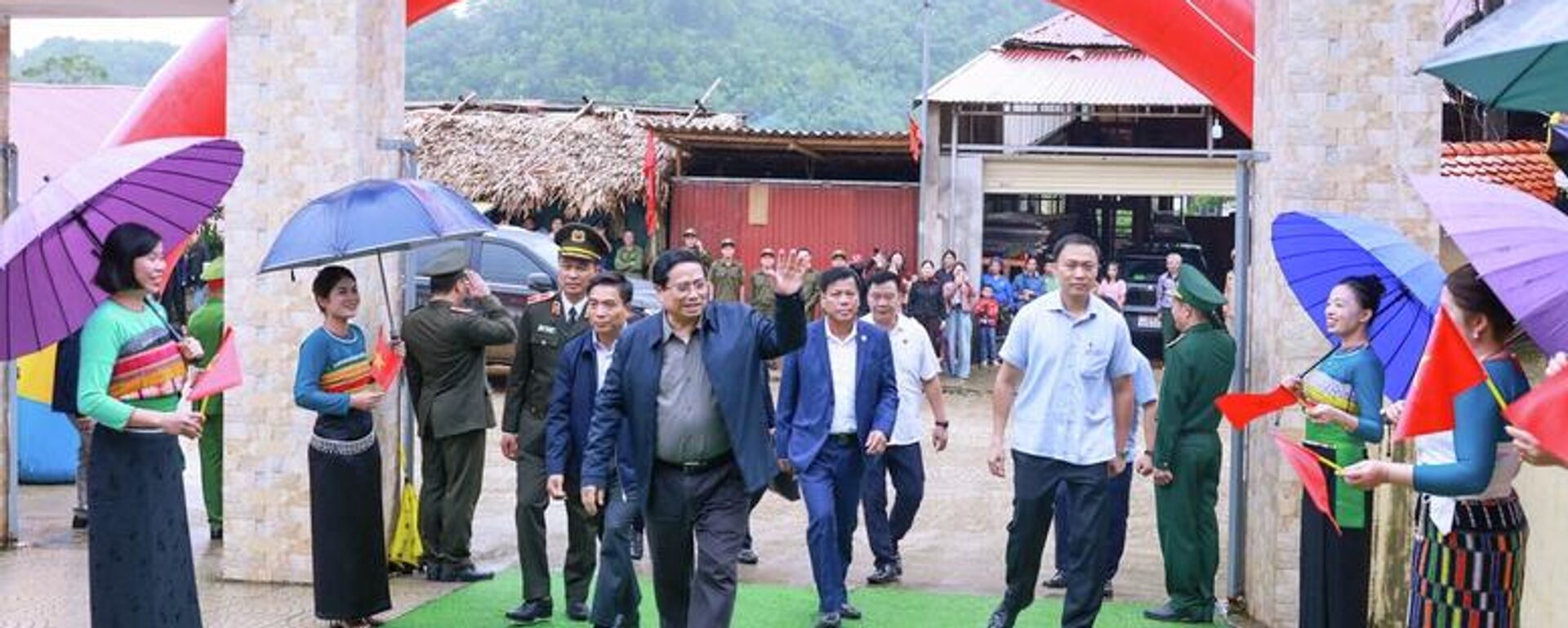 Thủ tướng Chính phủ Phạm Minh Chính tới dự lễ khởi công tại Trường nội trú liên cấp Tiểu học và Trung học cơ sở xã Yên Khương, Thanh Hóa - Sputnik Việt Nam, 1920, 09.11.2025