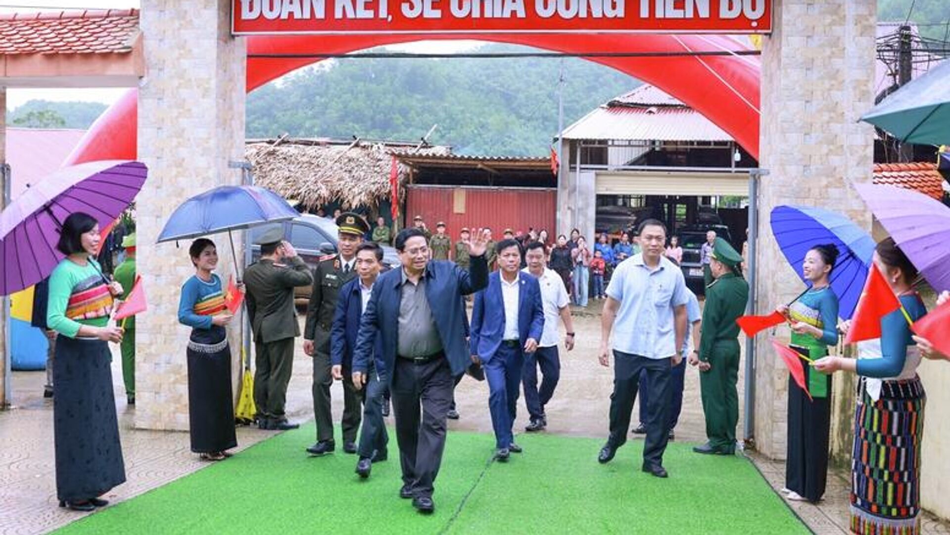 Thủ tướng Chính phủ Phạm Minh Chính tới dự lễ khởi công tại Trường nội trú liên cấp Tiểu học và Trung học cơ sở xã Yên Khương, Thanh Hóa Thủ tướng Chính phủ Phạm Minh Chính tới dự lễ khởi công tại Trường nội trú liên cấp Tiểu học và Trung học cơ sở xã Yên Khương, Thanh Hóa - Sputnik Việt Nam, 1920, 09.11.2025