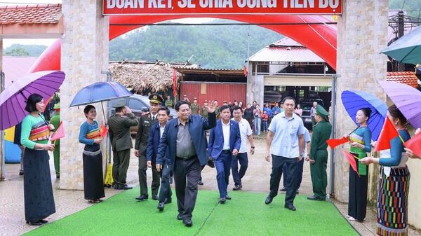 Thủ tướng Chính phủ Phạm Minh Chính tới dự lễ khởi công tại Trường nội trú liên cấp Tiểu học và Trung học cơ sở xã Yên Khương, Thanh Hóa - Sputnik Việt Nam