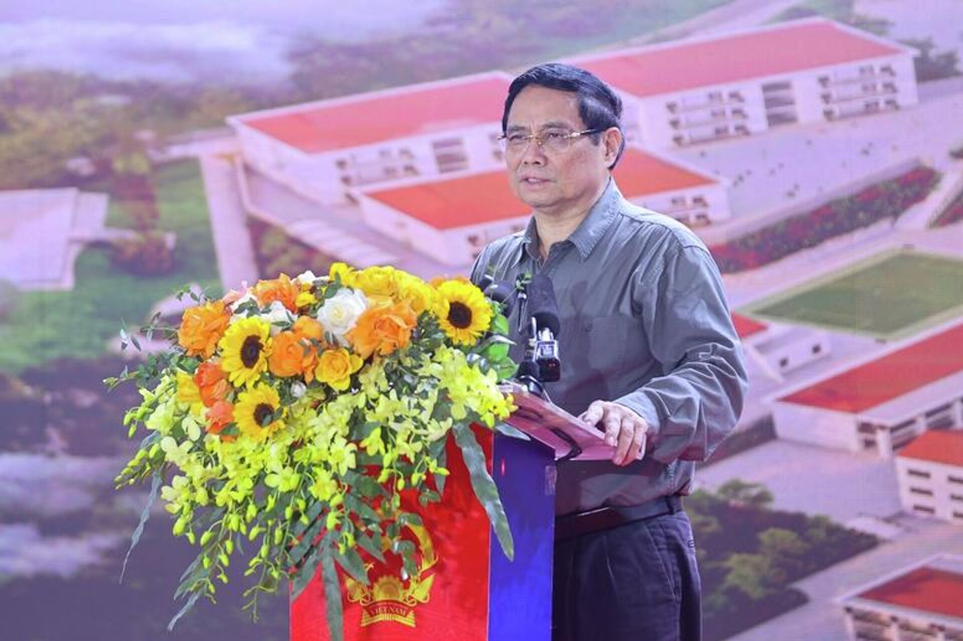 Thủ tướng Phạm Minh Chính bày tỏ vui mừng dự lễ khởi công trong không khí phấn khởi cả nước thi đua lập thành tích chào mừng Đại hội đại biểu toàn quốc lần thứ XIV của Đảng Thủ tướng Phạm Minh Chính bày tỏ vui mừng dự lễ khởi công trong không khí phấn khởi cả nước thi đua lập thành tích chào mừng Đại hội đại biểu toàn quốc lần thứ XIV của Đảng - Sputnik Việt Nam, 1920, 09.11.2025