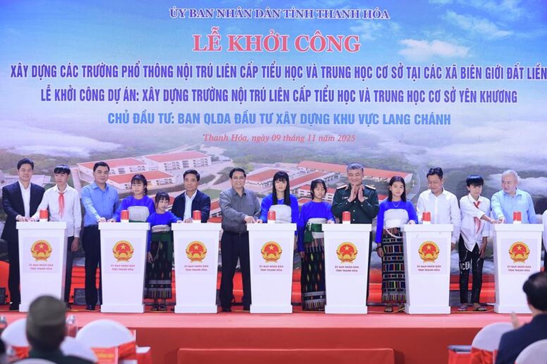 Thủ tướng Chính phủ Phạm Minh Chính cùng các đại biểu và các em học sinh thực hiện nghi thức khởi công xây dựng các trường phổ thông nội trú liên cấp Tiểu học và Trung học cơ sở tại các xã biên giới đất liền sáng 9/11, điểm cầu Trường nội trú liên cấp Tiểu học và Trung học cơ sở xã Yên Khương, Thanh Hóa Thủ tướng Chính phủ Phạm Minh Chính cùng các đại biểu và các em học sinh thực hiện nghi thức khởi công xây dựng các trường phổ thông nội trú liên cấp Tiểu học và Trung học cơ sở tại các xã biên giới đất liền sáng 9/11, điểm cầu Trường nội trú liên cấp Tiểu học và Trung học cơ sở xã Yên Khương, Thanh Hóa - Sputnik Việt Nam, 1920, 09.11.2025