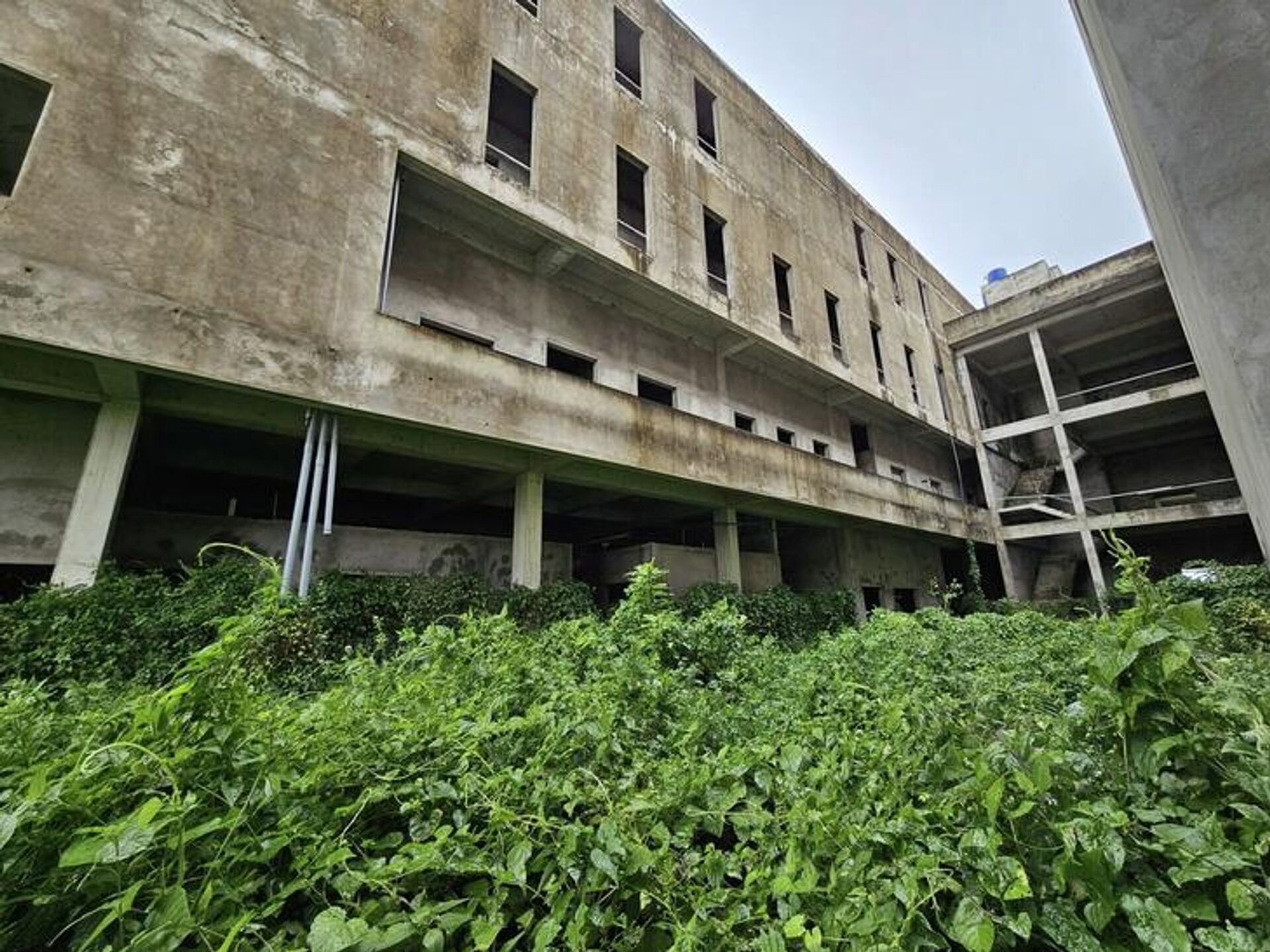 Ngưng thi công từ giữa năm 2022 đến nay nhưng dự án Bệnh viện Ung bướu Cần Thơ chưa được khởi động lại, trong khi Bệnh viện Ung bướu hiện hữu đang quá tải trầm trọng - Sputnik Việt Nam, 1920, 09.11.2025